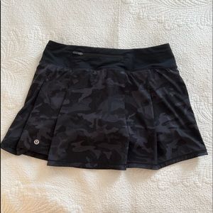 Black camouflage lululemon Pace Rival mid-rise skirt size 6 tall